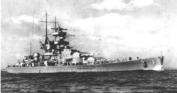 1935年在奥尔登堡附近海峡进行航行的德国公海舰队旗舰皇储号战列