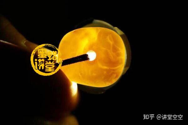 灯光照射法:使用不同的灯光照射蜜蜡,会呈现出不一样的色彩,而造假