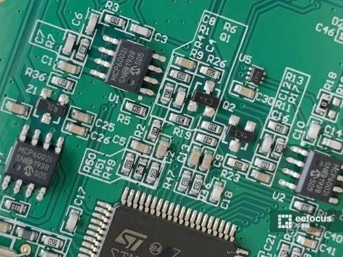 周围的这 3 颗芯片(黄色)是 microchip 1mhz 带宽的低功耗运放,型号