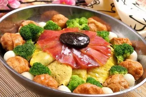 关于"一品锅",不同的地方有不同的做法,一种做法是锅底铺上冬笋,第二