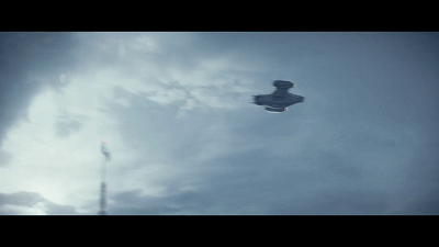 的鱼型种族逃犯,借口上卫生间,脱离了男主的视线,一边远距离说话扯淡