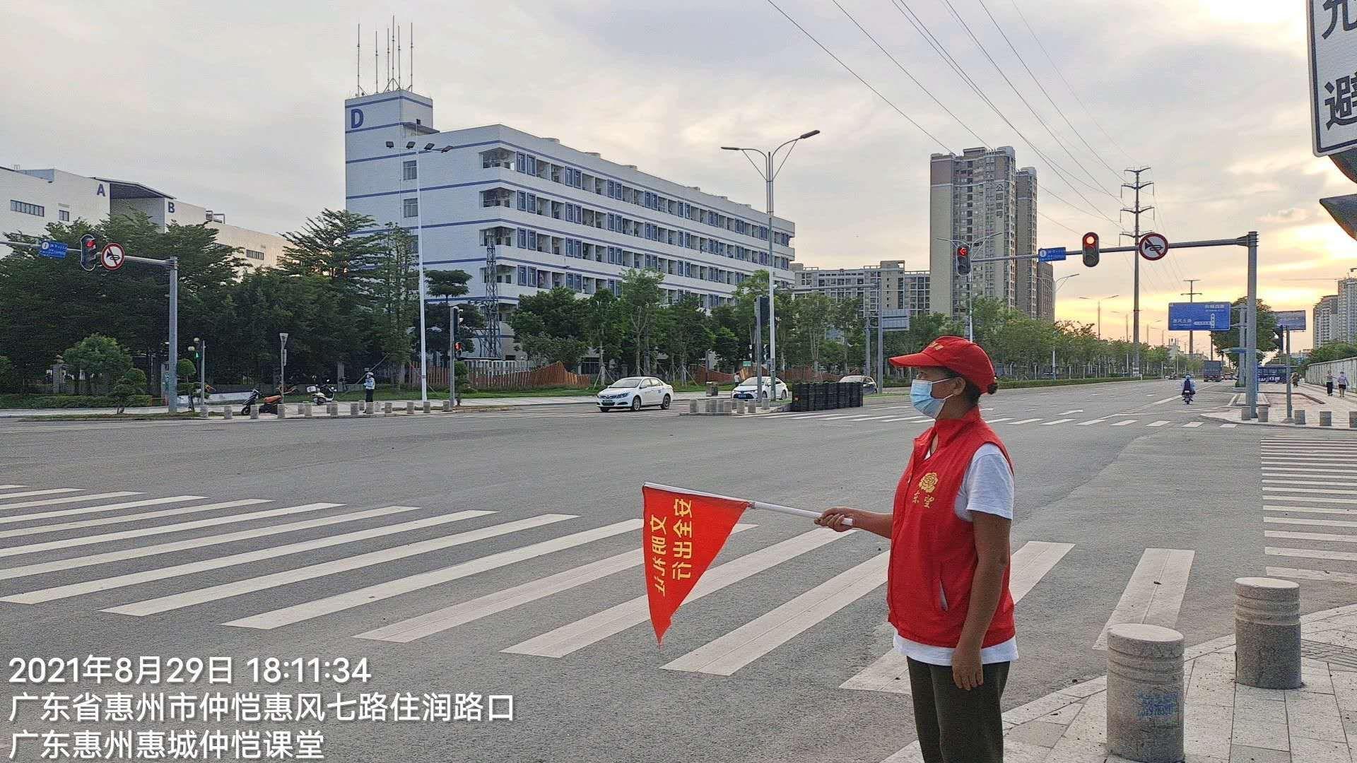 东望志愿者指挥交通02倡导文明出行