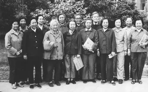 1981年,叶叔华(左一)与新当选的全部14名女学部委员在第四次学部委员