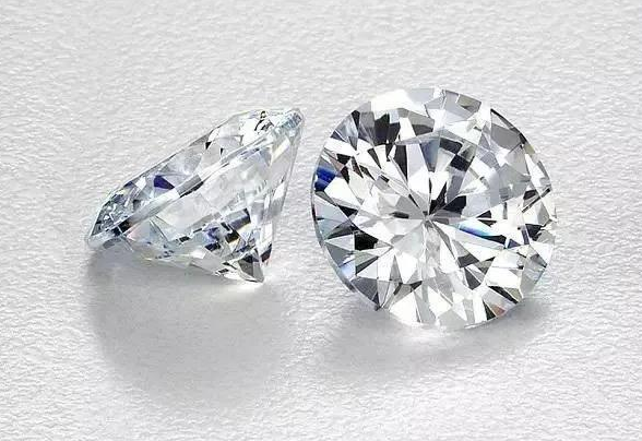 啥是莫桑钻?价格仅为钻石的几十分之一,闪耀程度却是钻石的2.5倍!