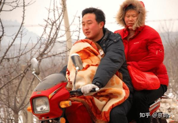 二是"嫁出去的女儿回家过年会把娘家吃穷".