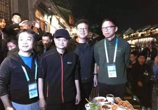 马云丁磊夜话金庸马化腾能喝也能劝丨复盘世界互联网大会五年饭局