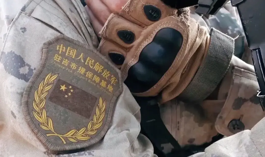 使用的15式臂章,胸标等换成了全新的隐蔽式设计随着21式作训服的换发3