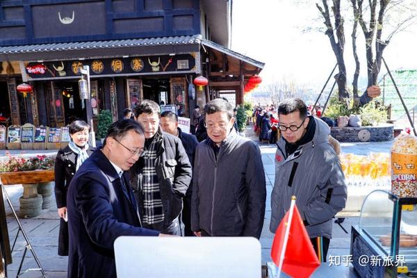 丹寨万达小镇迎来第100任轮值镇长解海龙 百任轮值镇长回访丹寨