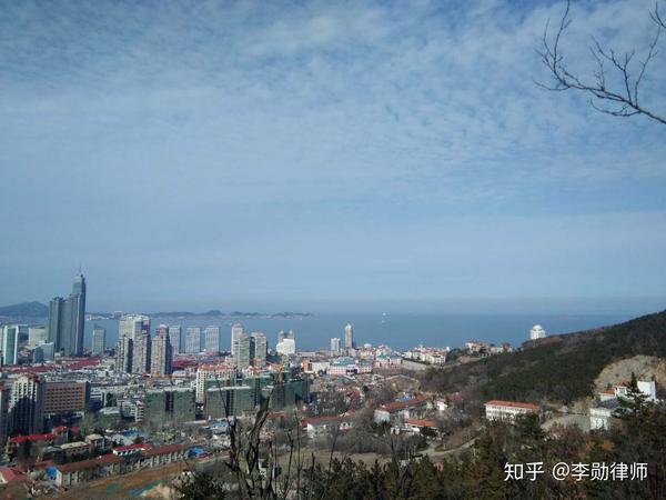 烟台靠海多山.市中心有连绵的山脉穿过莱山区和芝罘区.