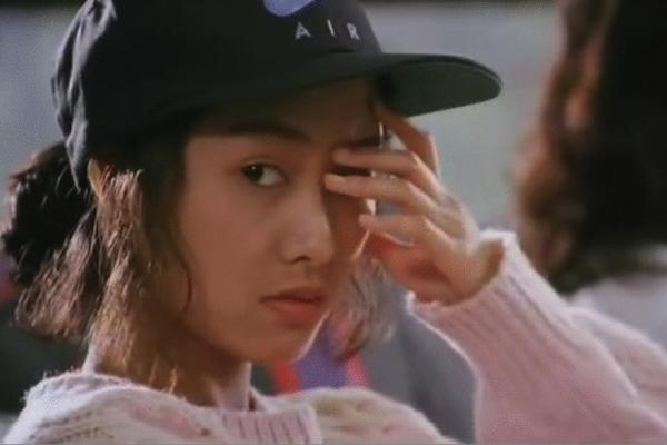 除此之外,在1993年的《逃学威龙3》里梅艳芳还穿了性感撩人的露肩装