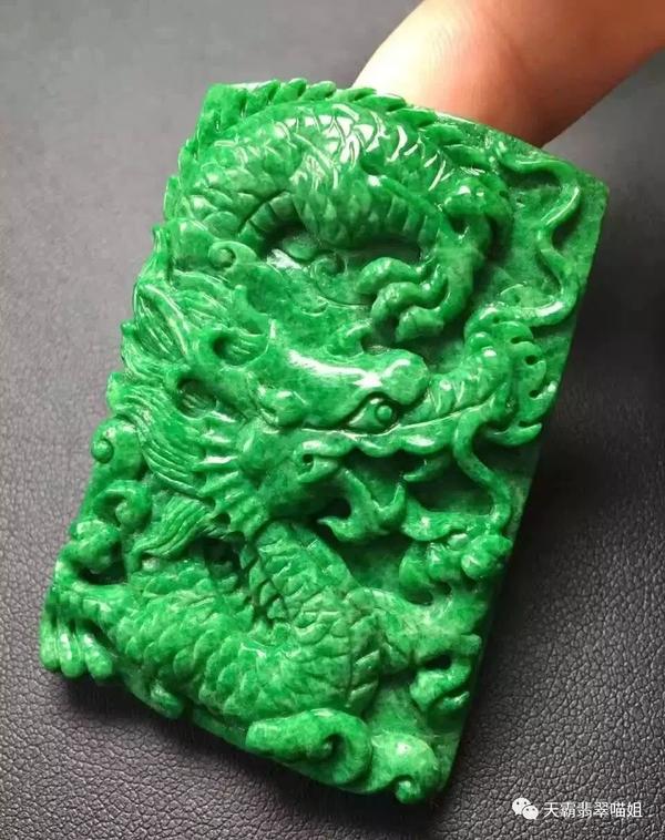 干青种翡翠虽然不受到欢迎,但是对于有些雕刻师傅来说可是难得一雕的