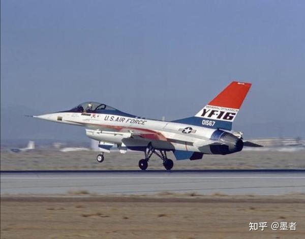 yf-16原型机 1972年,通用动力的yf-16原型机在和麦道的yf-17原型机