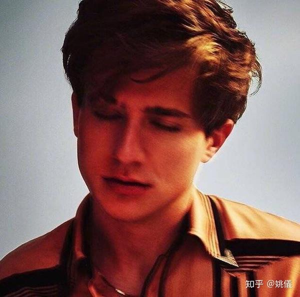 断眉charlie puth?