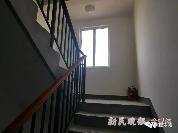楼道窗子,封死!居民楼里,闷煞!