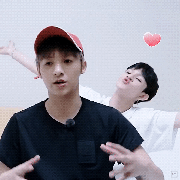 混血长相 眼睛亮亮的 笑起来简直可爱到不行 后来去看了潮音战纪 得