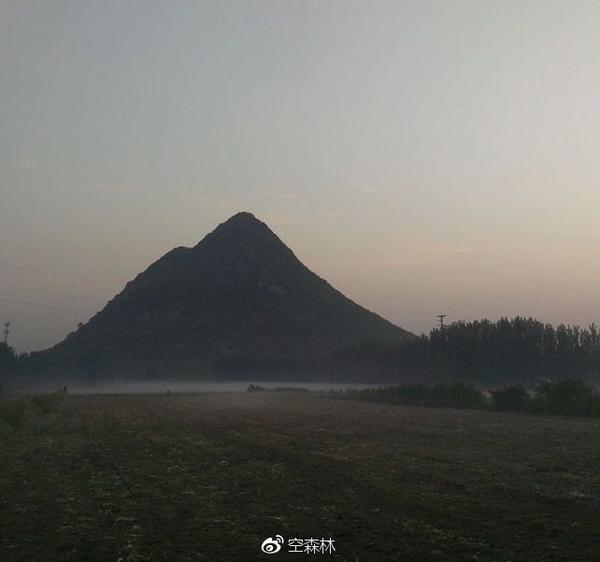 《鹊华秋色图(网上图片 画中有两座山,一名"华不注山(尖尖的"