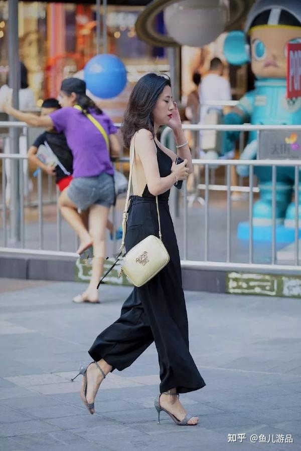 街拍:高跟鞋时尚穿搭,穿出女性独有的魅力气质