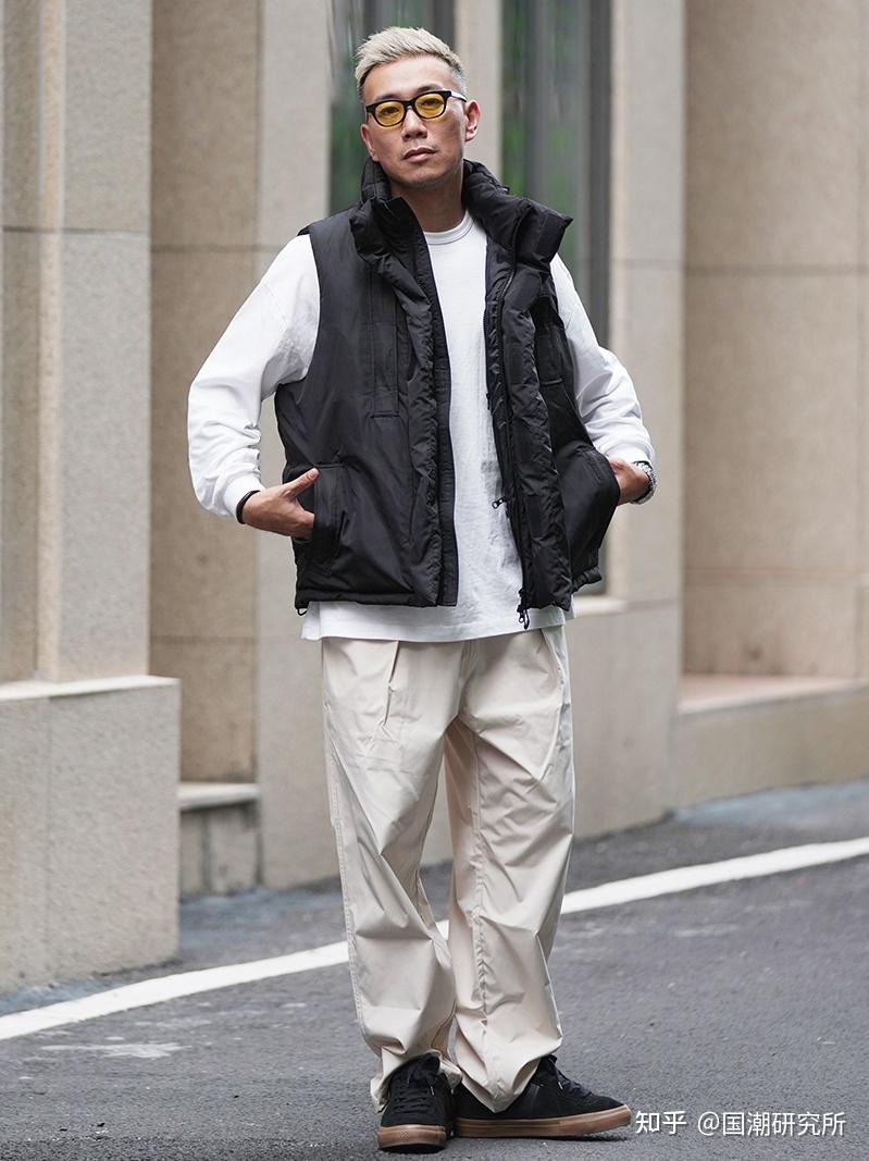 男士羽绒马甲怎么搭配衣服