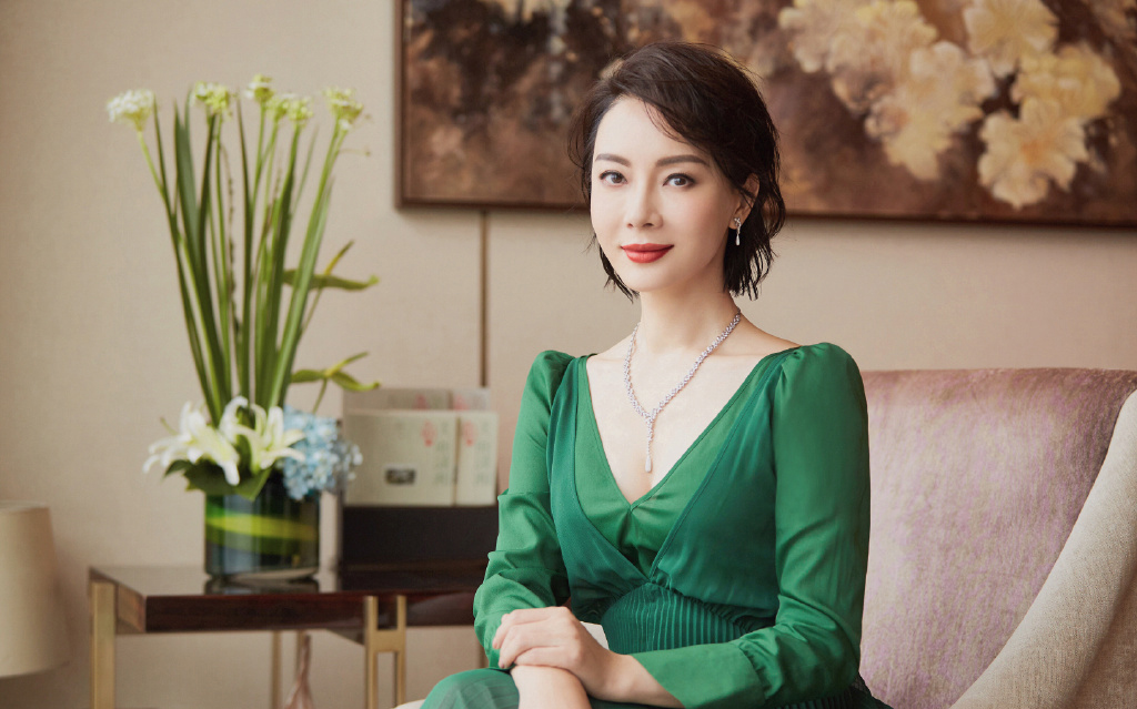 陈数这才是中年女人的优雅穿露肩拼接轻纱裙减龄10岁好仙气