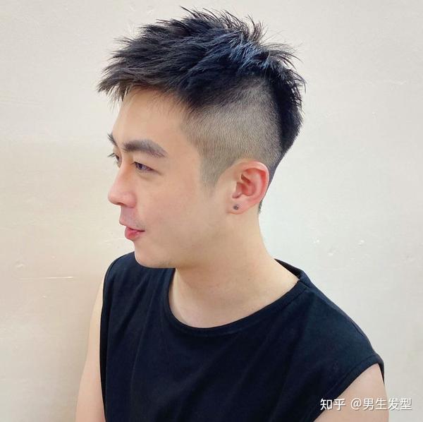 男生"两边铲光"发型过时了?试试这5款清爽造型吧,年轻