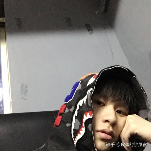 网恋对象一个月了,挺喜欢他的.昨天他突然发自拍给我