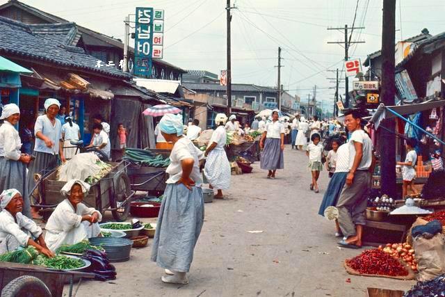 彩色老照片直击上世纪60年代的韩国经济腾飞之时的繁华