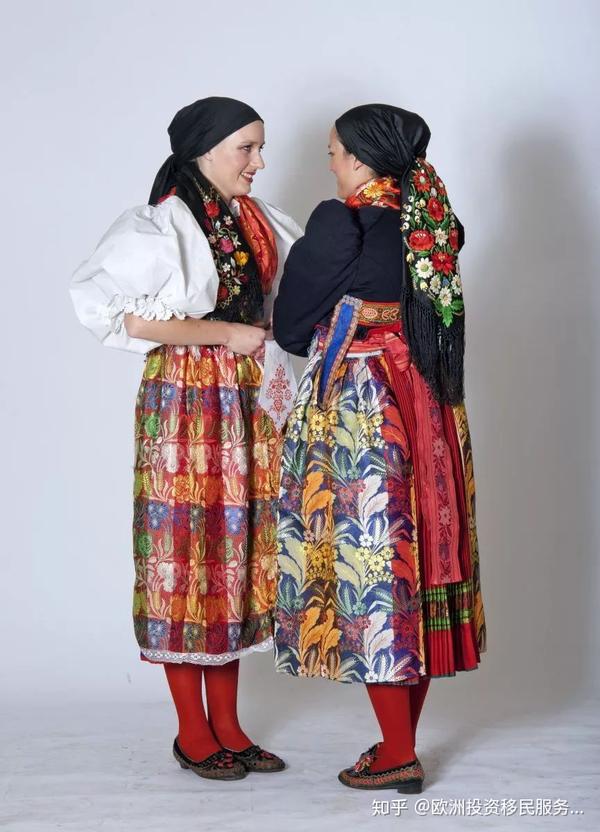 其世界其他民族一样,斯洛伐克人也有自己的民族服饰(slovensk kroj).