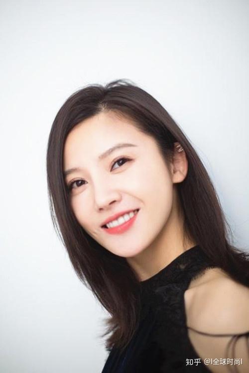 赵薇接班人杨子姗可不仅是凭颜值和身材衣品简约却高级
