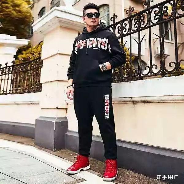 较壮的男生怎么穿搭?我体型比较匀称,但是身体整体看