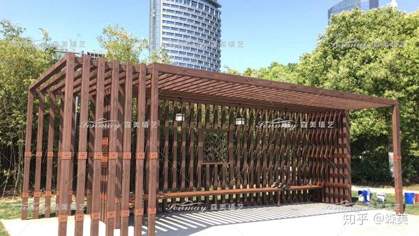 安徽合肥天鹅湖钢结构廊架,利用木纹漆施工和湖畔风光