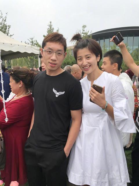 许昕才是人生赢家妻子姚彦颜值高衣品好夫妇都是乒乓顶流