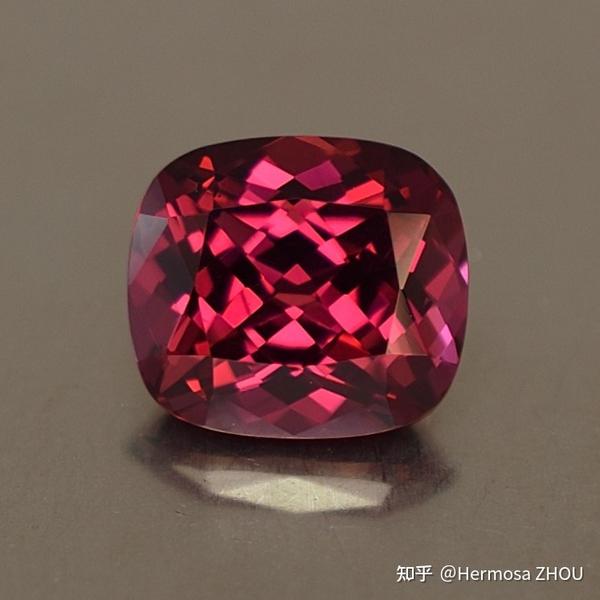 非常标准的一颗铁镁铝榴石(rhodolite),图片来自网络.