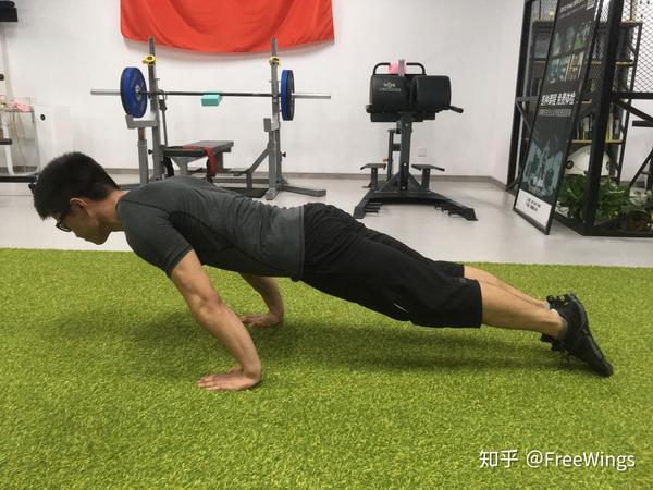 冲肩——腕屈肌群(手腕过伸状态)