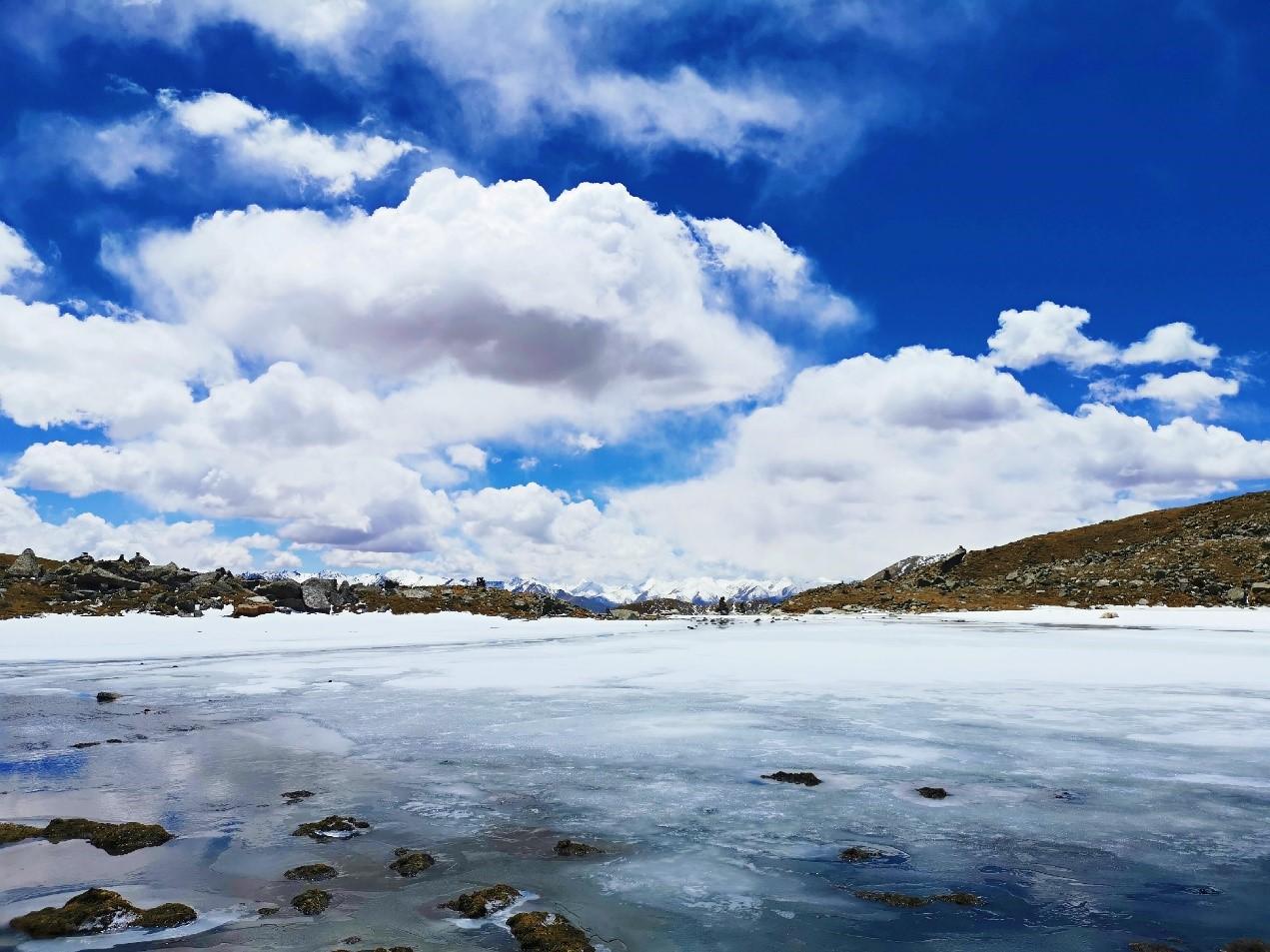 高原上的蓝冰仙境神秘的琼穆岗嘎雪山