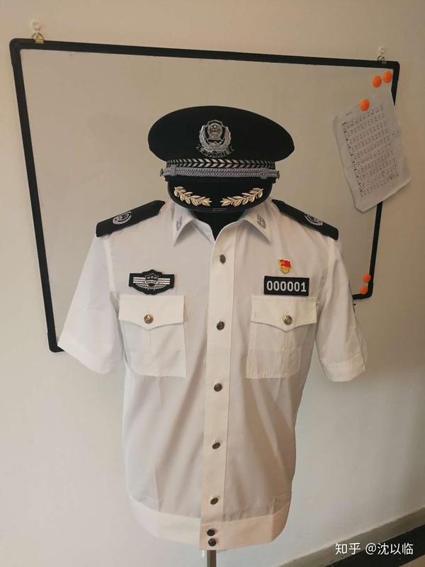 警察有礼服吗? 警察有像军队那种礼服吗?