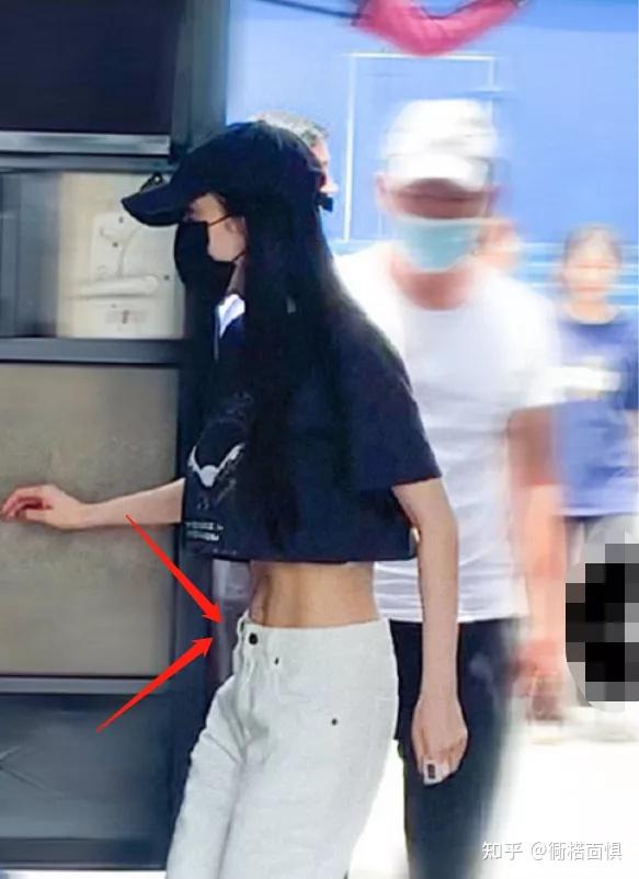 杨幂片场穿超短上衣现身腰腹凸出肌肉抢镜身形太瘦衣服空荡荡