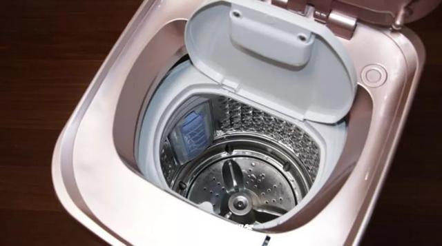 4、洗衣机维修方法：小天鹅洗衣机不排水，显示屏显示