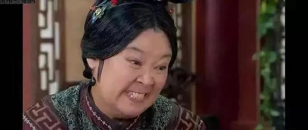 《新还珠格格》里由方青卓饰演的容嬷嬷,则还没有完全跳出演员本身