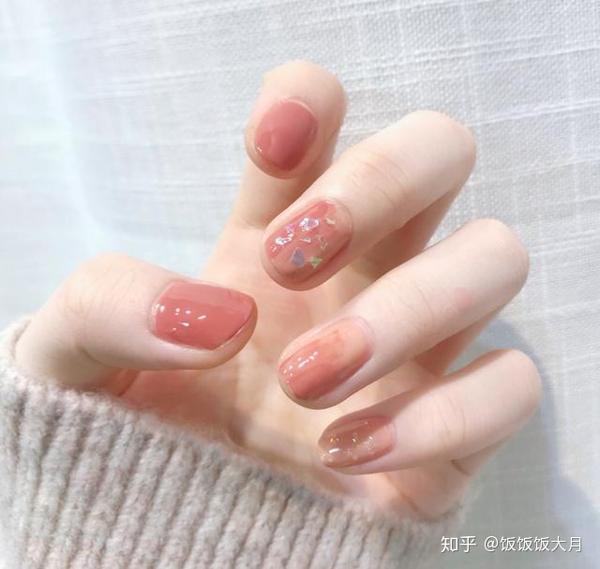 适合美甲:裸色系 云朵般美好的奶白色燕麦色大衣,是很多女生冬天会