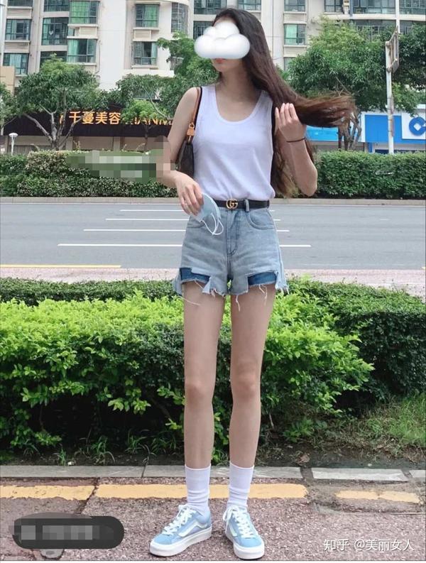 牛仔短裤搭什么鞋子和上衣