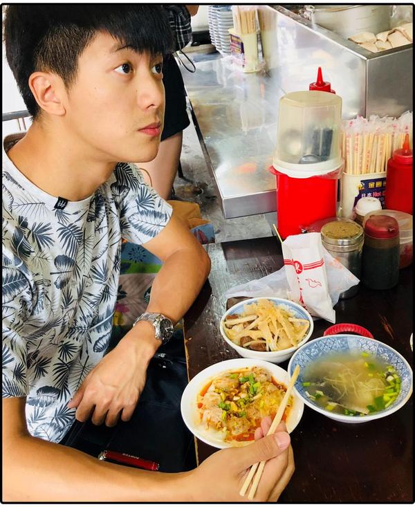 李柏翰是个 台湾的消防员,因为长的太好看上过 康熙来了>的帅哥特辑