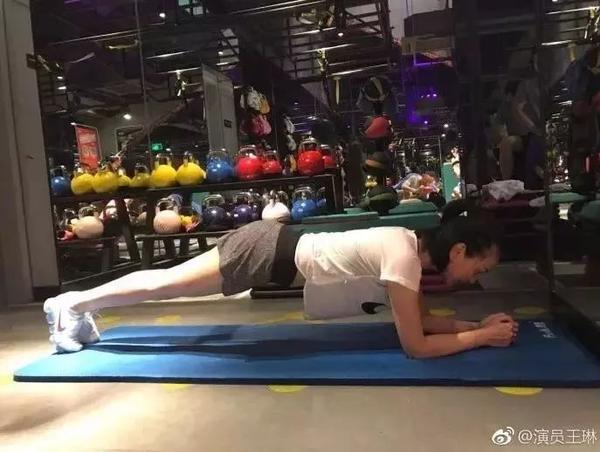 王琳可是个健身大咖,有氧撸铁全hold住,背上十公斤杠铃片也是so easy.