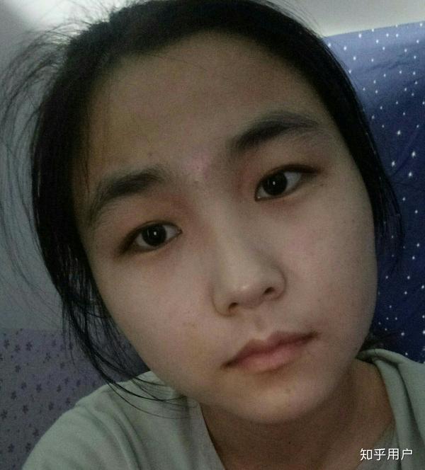 强答一波,我是属于不笑杏眼笑起来月牙眼,然后其他五官也还算端正