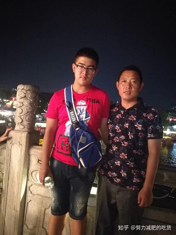 180身高190斤男生图片,180cm190斤男士照片 我基本在18岁前 是一年胖10斤的 这是18岁上大学那年180斤 高三巅峰