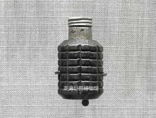 这是我们最常见的手榴弹款式:中国晋造一号木柄手榴弹(左),中国造
