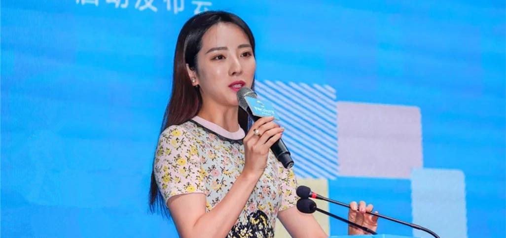 央视主持李思思厉害,土味碎花裙穿出温婉清新,好身材哪像生过娃