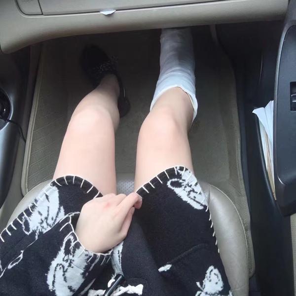 我自己.穿平底鞋走路把脚崴骨折了.