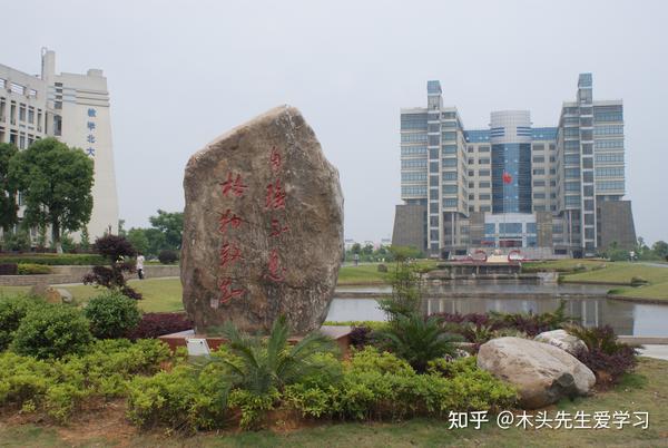 【校训】 自强不息,格物致知 南昌工程学院前身为创建于1958年的江西