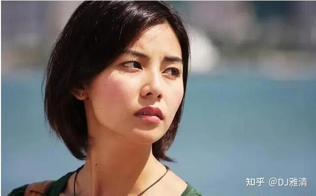 《古惑仔》第五部《龙争虎斗》中,我们看到了舒淇扮演的邓美玲