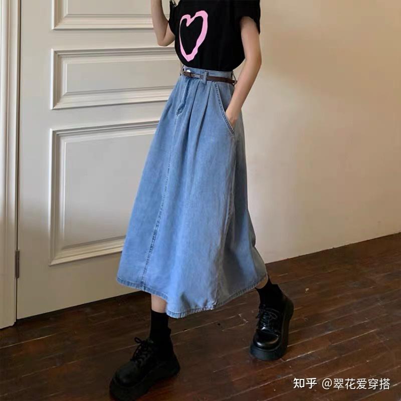 浅蓝色牛仔裙配什么上衣(短袖)?